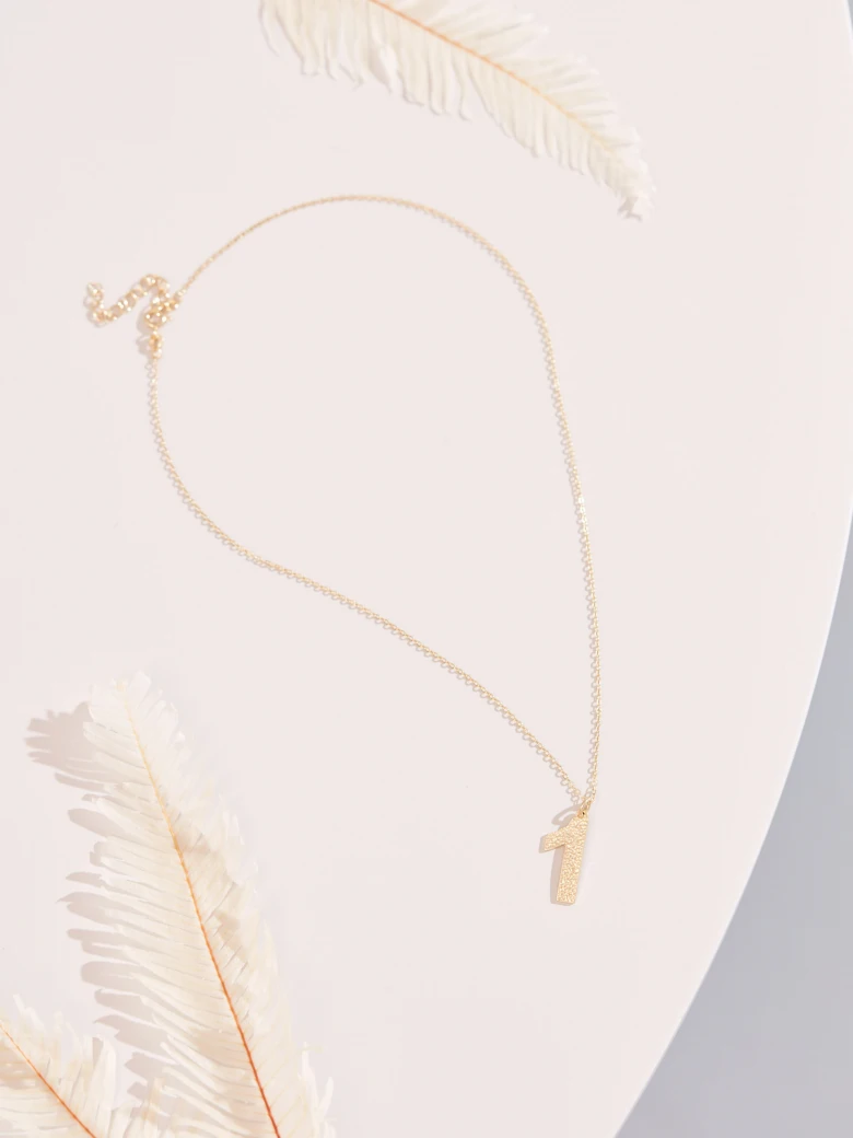 DELICATE CHAIN WITH THE NUMBER