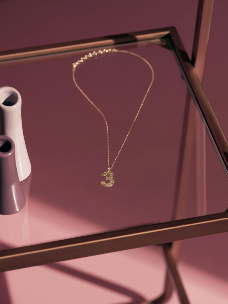 DELICATE CHAIN WITH THE NUMBER