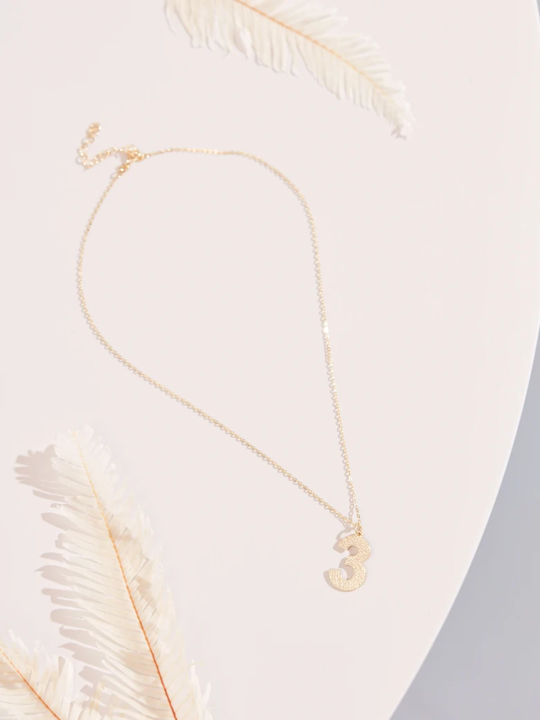 DELICATE CHAIN WITH THE NUMBER