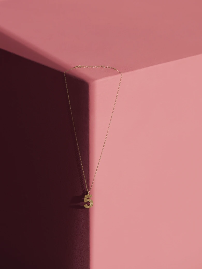DELICATE CHAIN WITH THE NUMBER