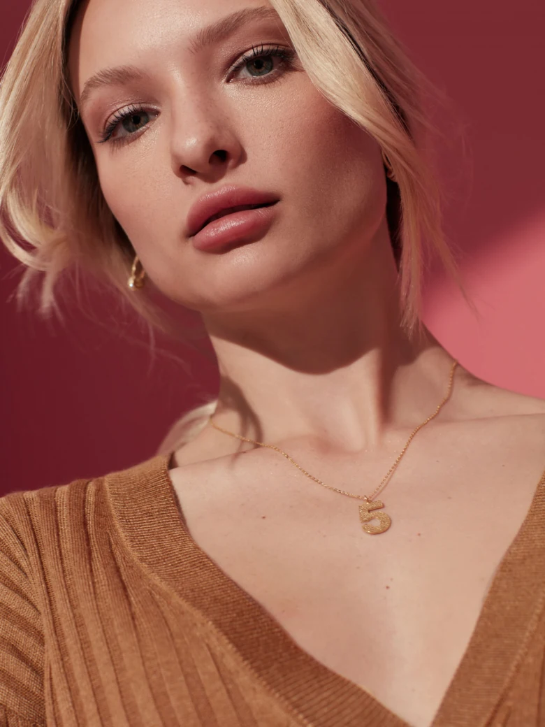 DELICATE CHAIN WITH THE NUMBER