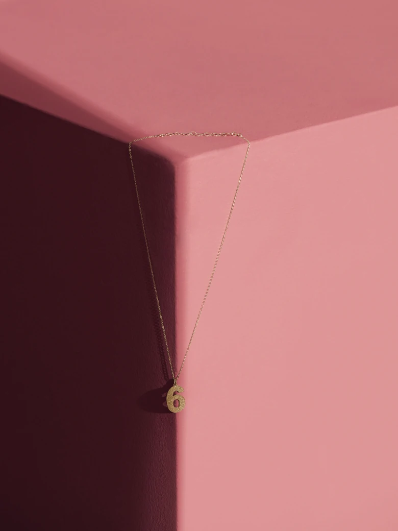 DELICATE CHAIN WITH THE NUMBER