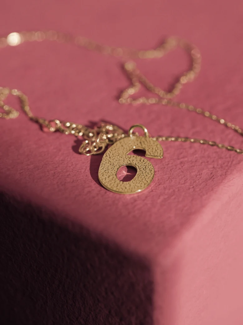 DELICATE CHAIN WITH THE NUMBER