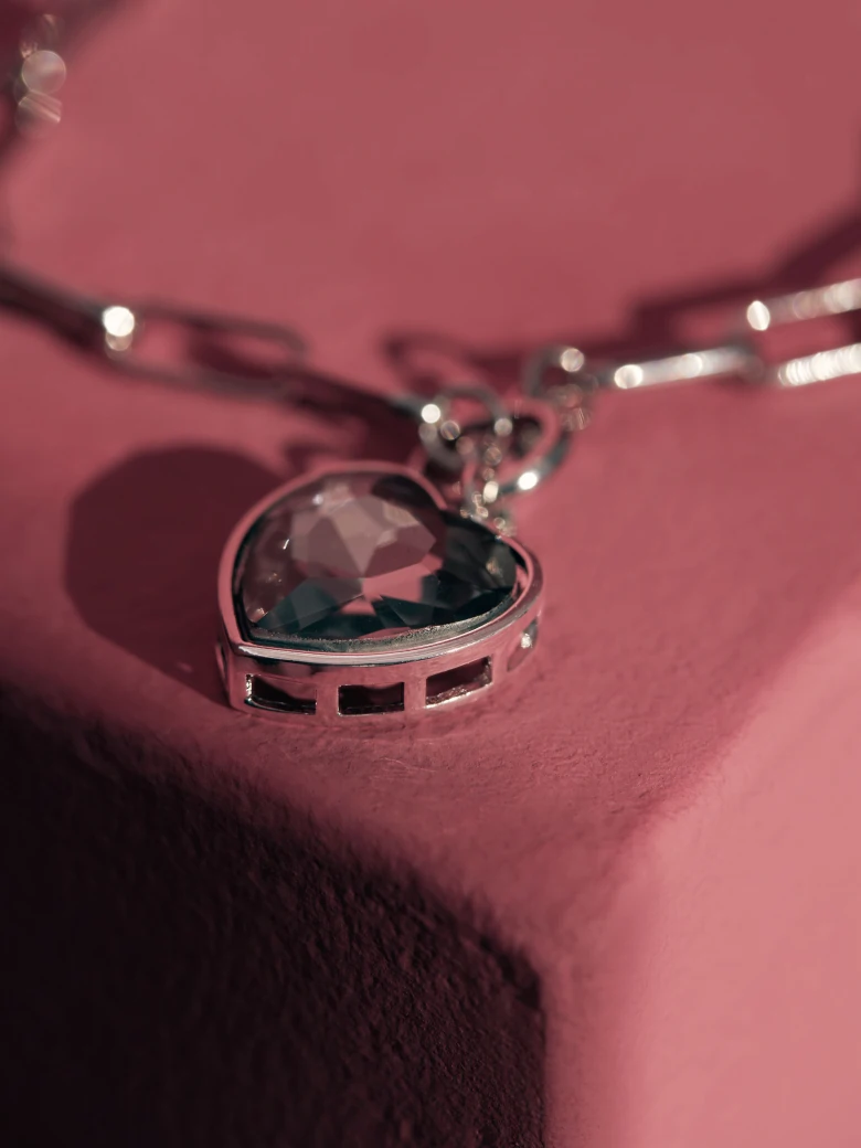 CHAIN NECKLACE WITH HEART PENDANT