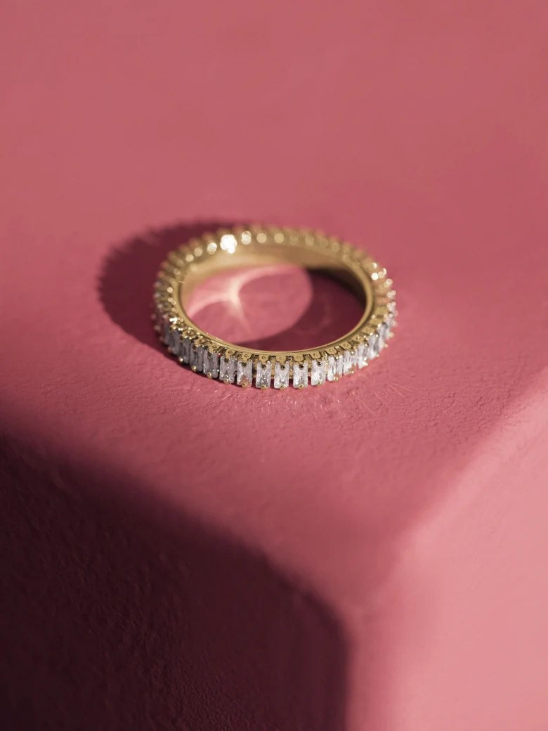RING WITH ZIRCONS
