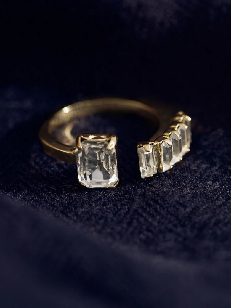 RING WITH RECTANGULAR ZIRCONS