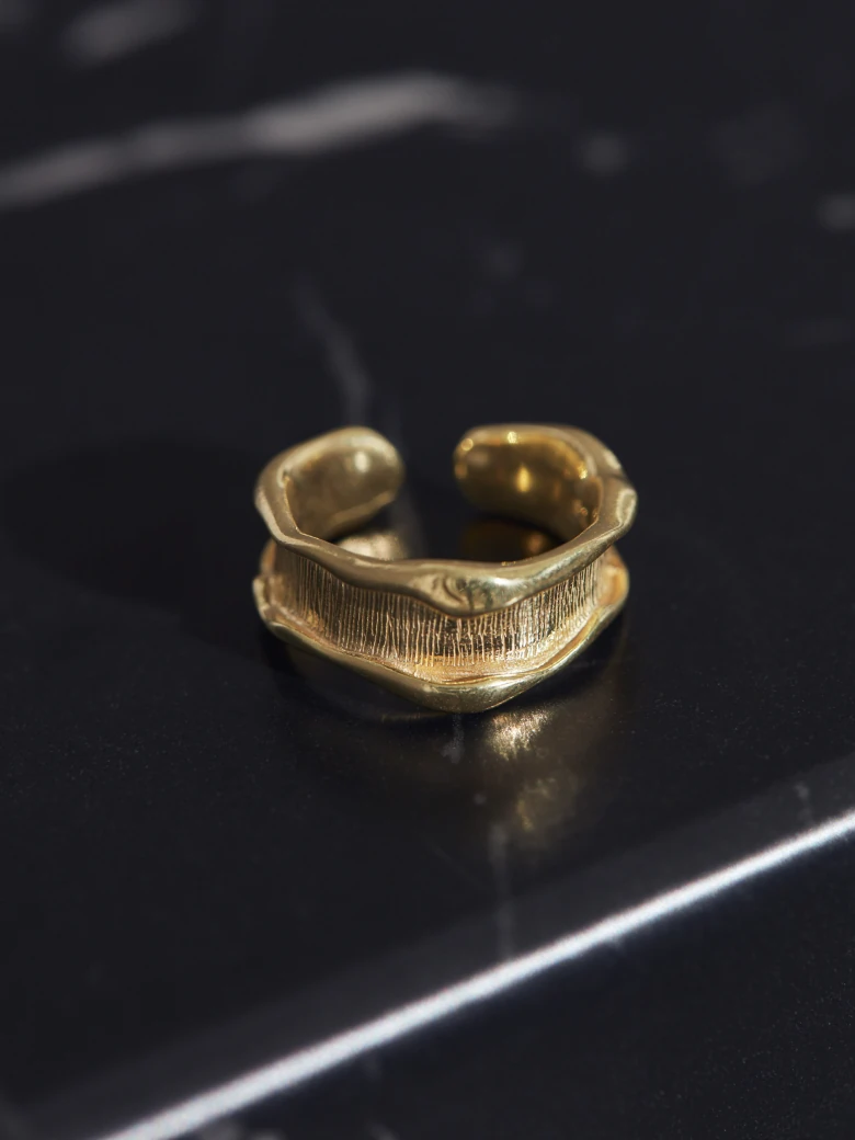RING WITH IRREGULAR FORM