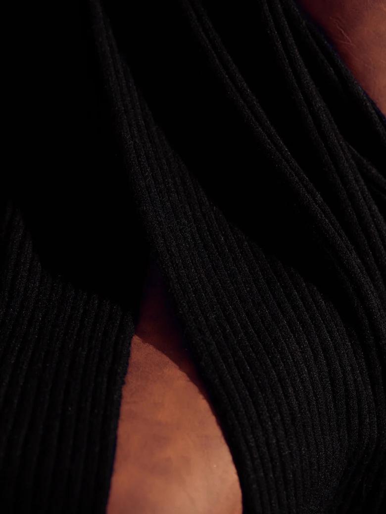 BLACK WIDE SCARF