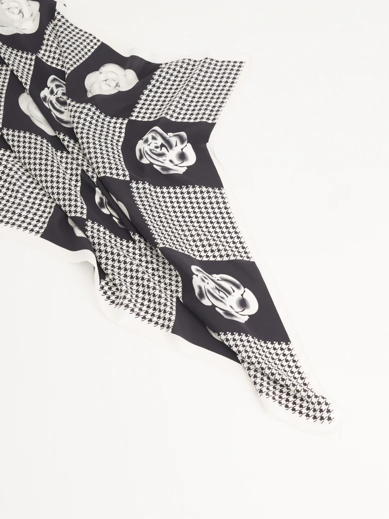 Silk neckerchief in roses