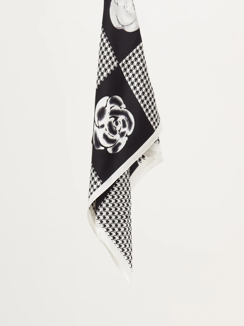 Silk neckerchief in roses