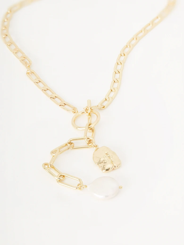 Necklace with decorative pearl