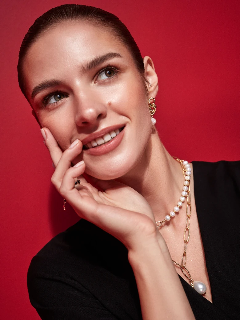 Asymmetrical necklace with pearls