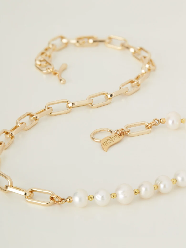Asymmetrical necklace with pearls