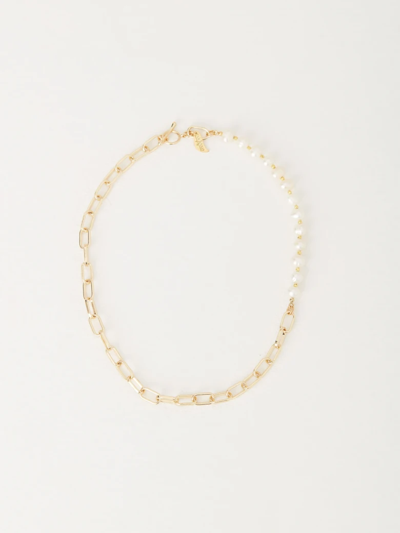 Asymmetrical necklace with pearls