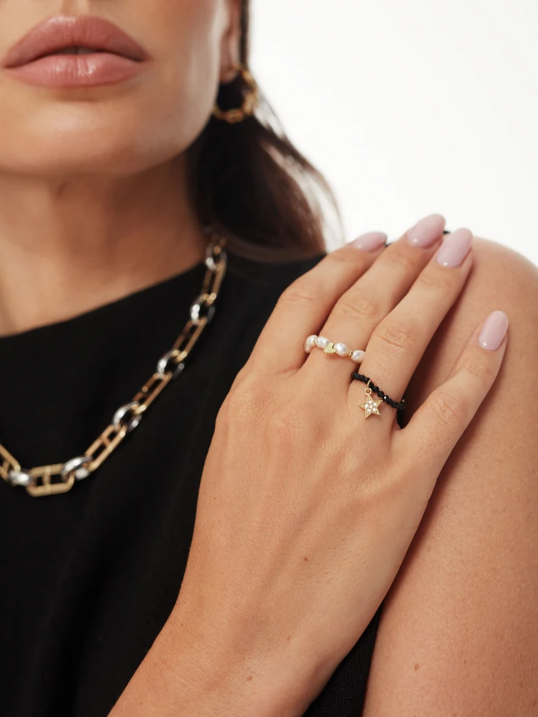 Elastic ring with onyx