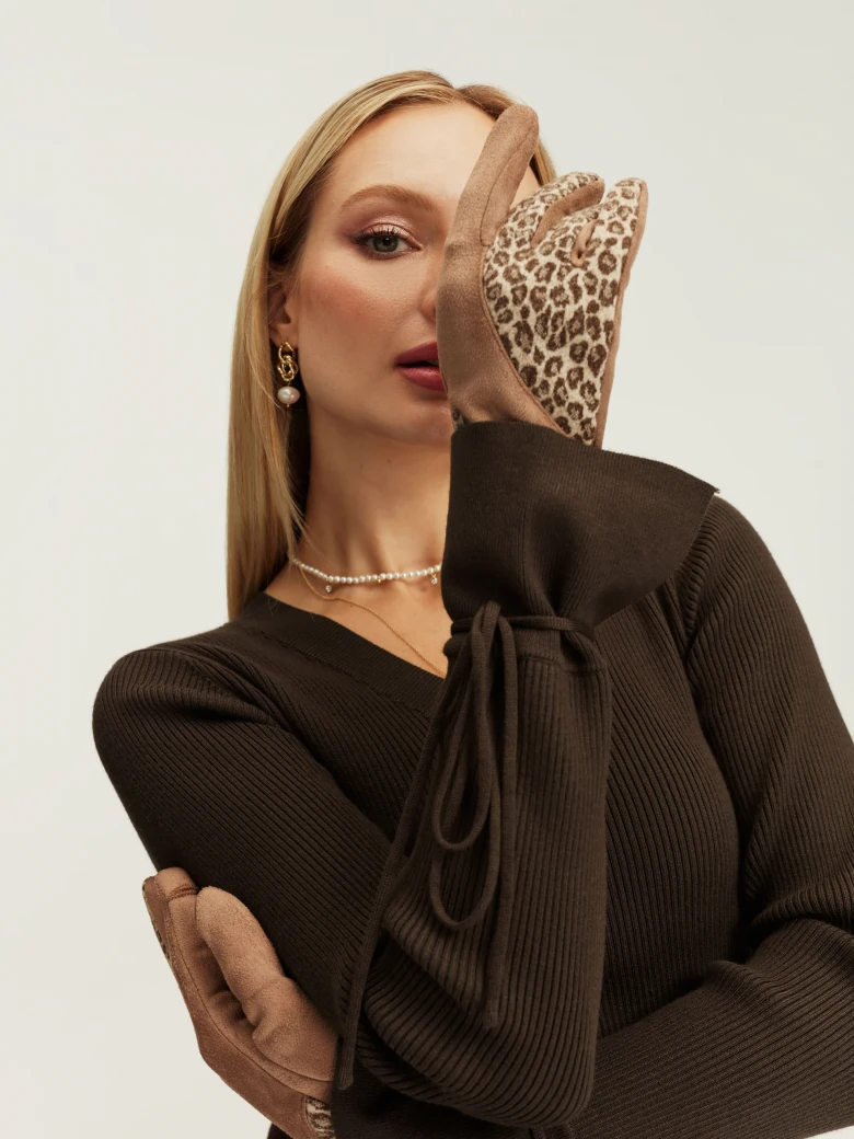 Beige gloves with animal pattern