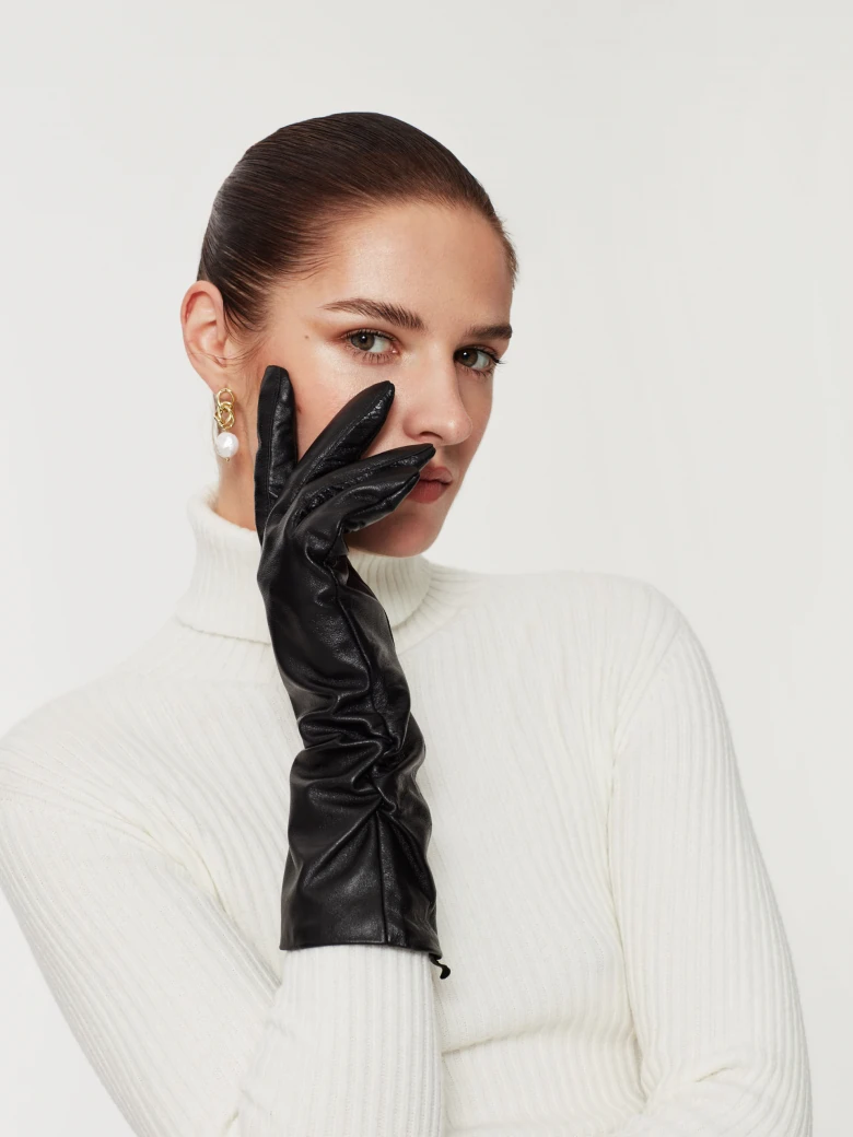 Elegant leather gloves