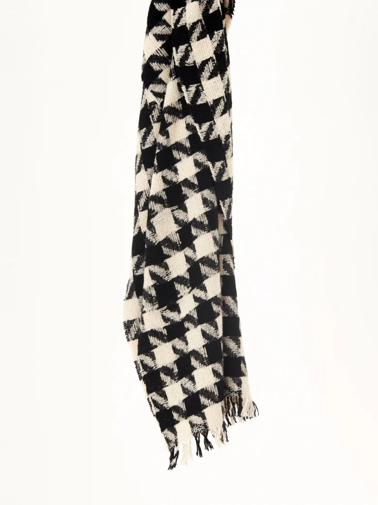 Black and white peplite scarf