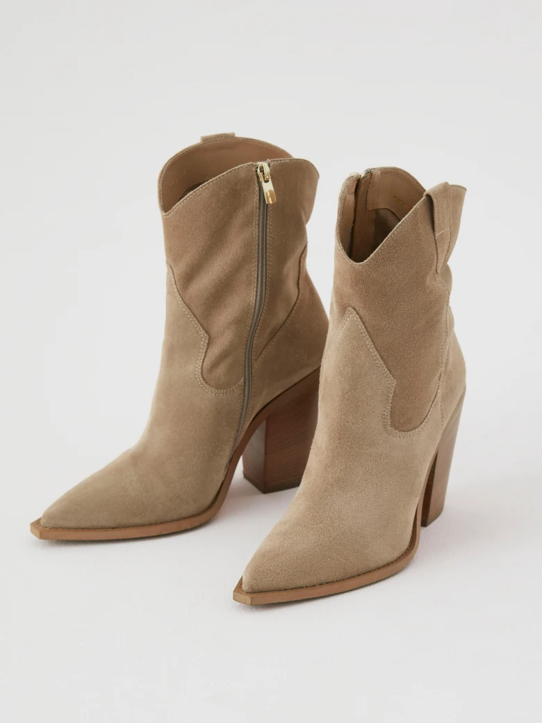 Cowboy boots in beige color made of leather
suede.