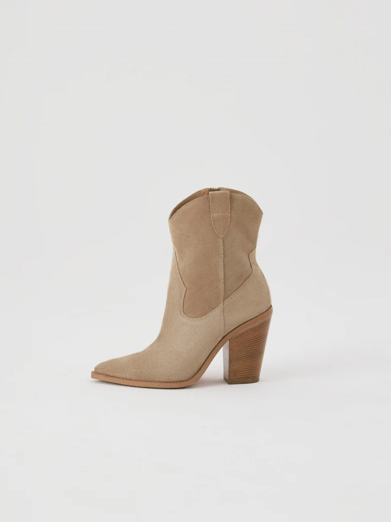 Cowboy boots in beige color made of leather
suede.