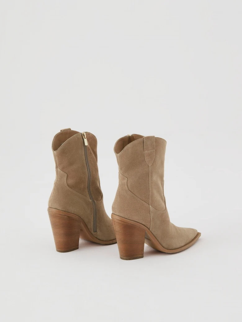 Cowboy boots in beige color made of leather
suede.