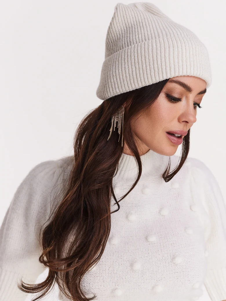 Cream cap with wool, cashmere and shiny threads