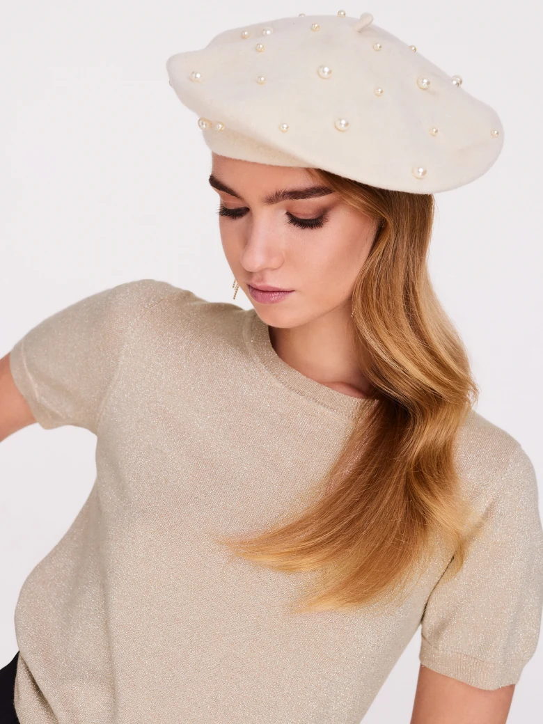 Beige classic wool beret with beads