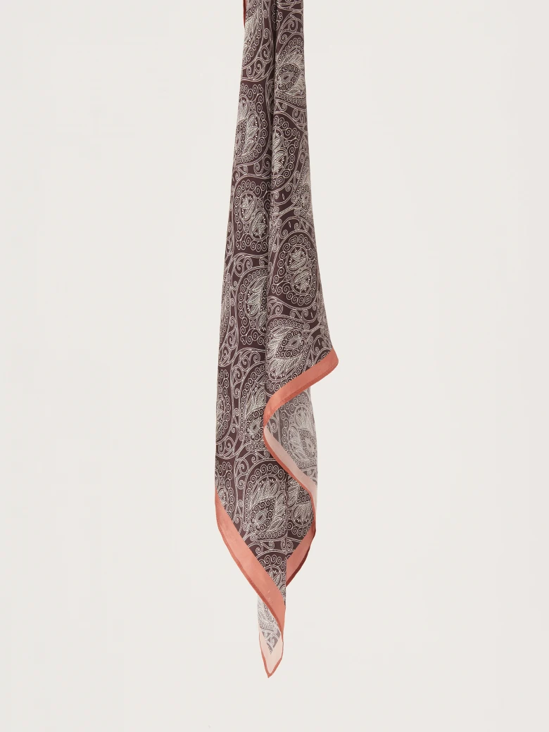 Elegant silk gavroche in abstract pattern