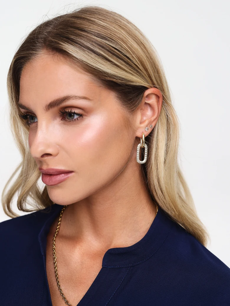 Feminine earrings with a geometric form