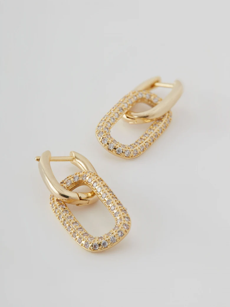 Feminine earrings with a geometric form