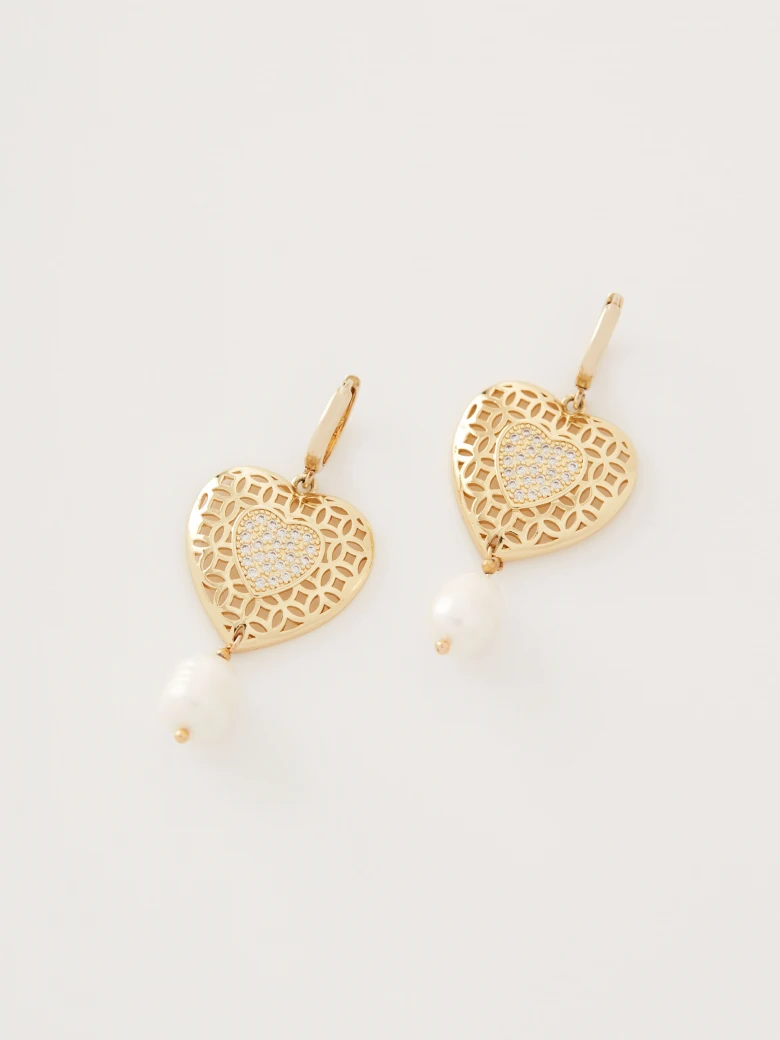 Heart-shaped earrings with natural pearls