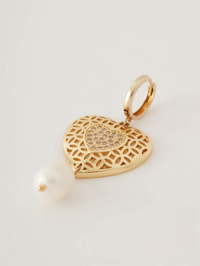 Heart-shaped earrings with natural pearls