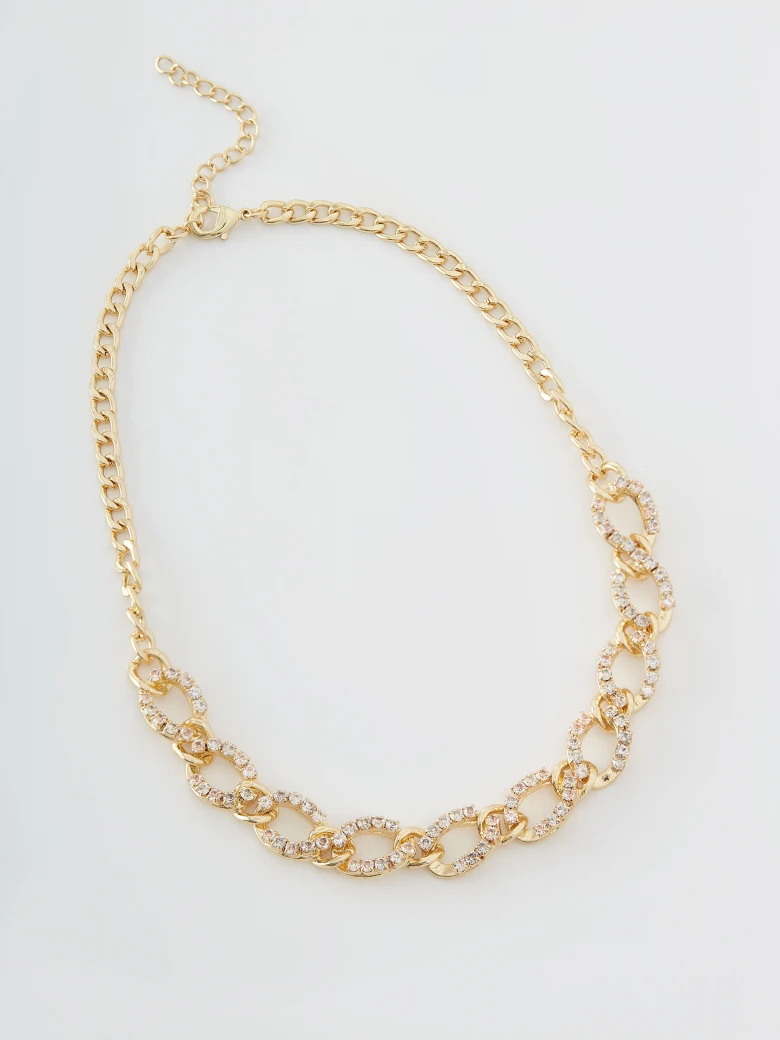 Necklace in the form of chain in gold color