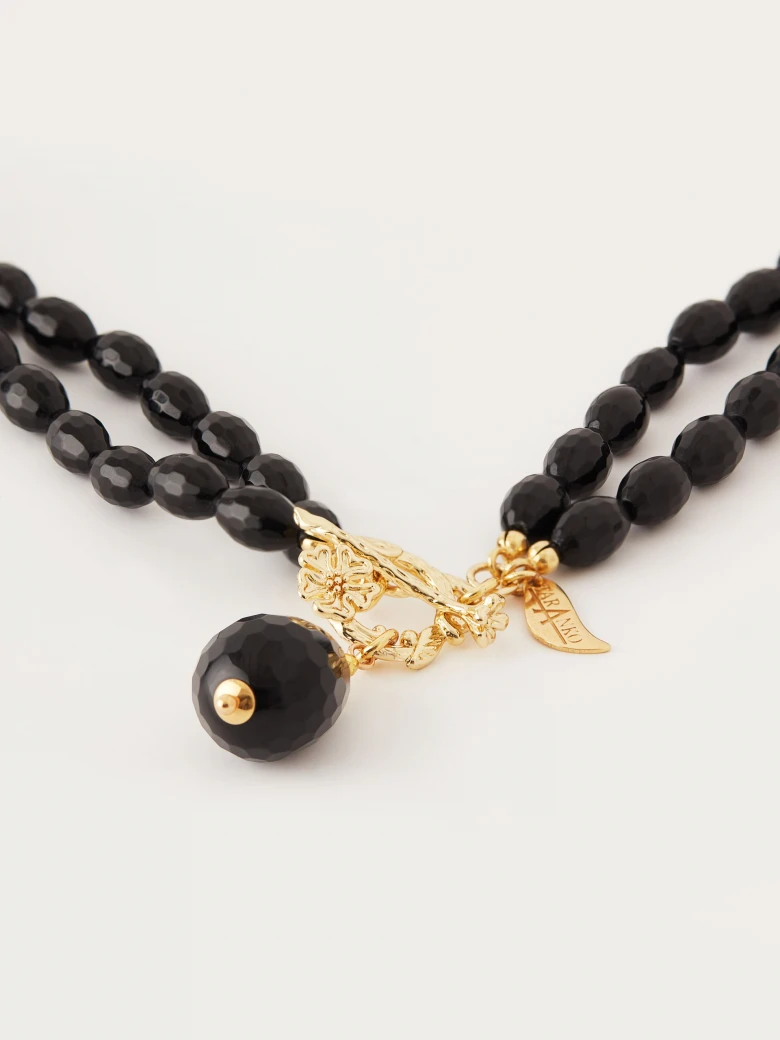 Gold plated necklace decorated with onyxes