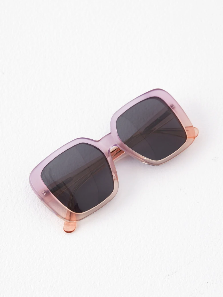 Large sunglasses with UV filter