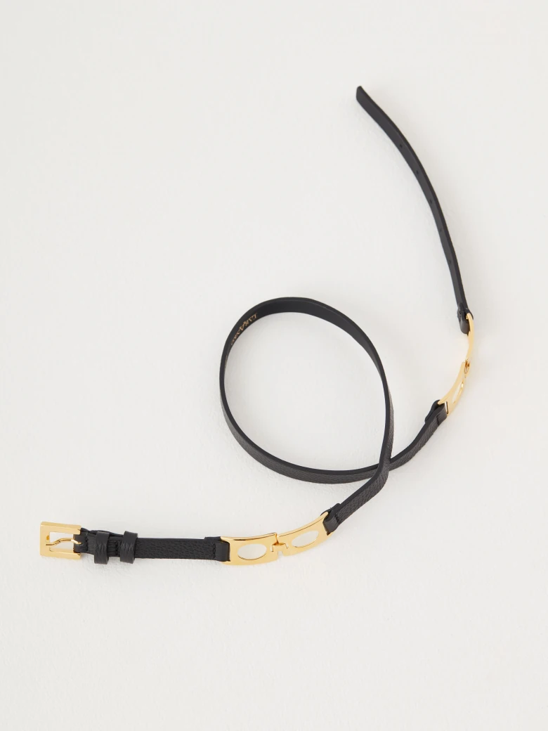 Narrow leather strap in black color