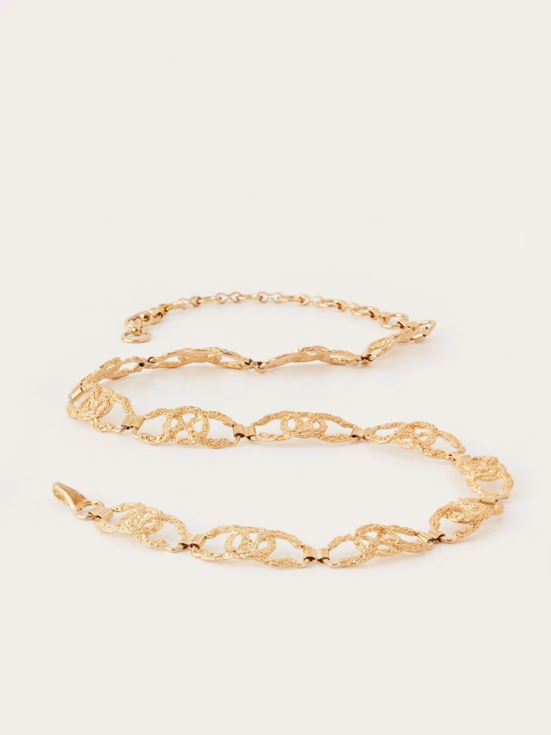 Decorative chain strap in gold color