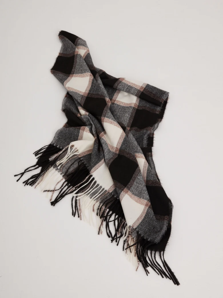 Checkered scarf with tassels at the ends