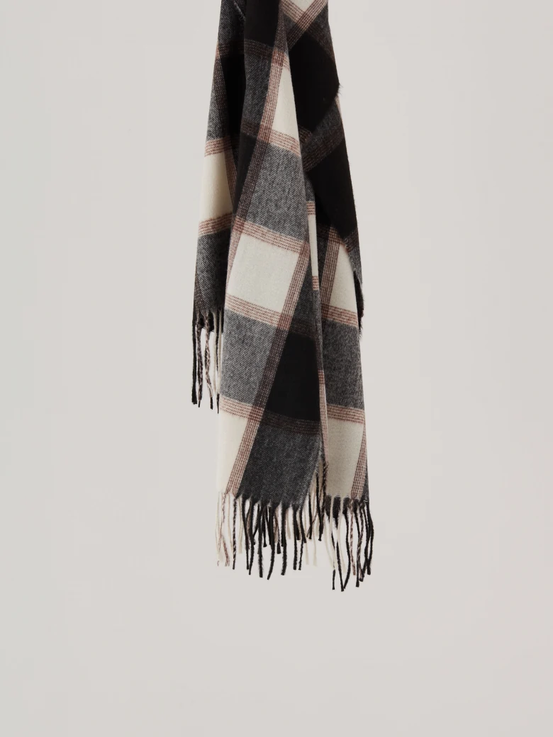 Checkered scarf with tassels at the ends