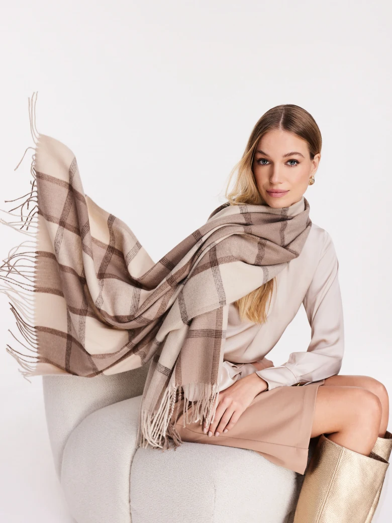 Checkered scarf with tassels at the ends