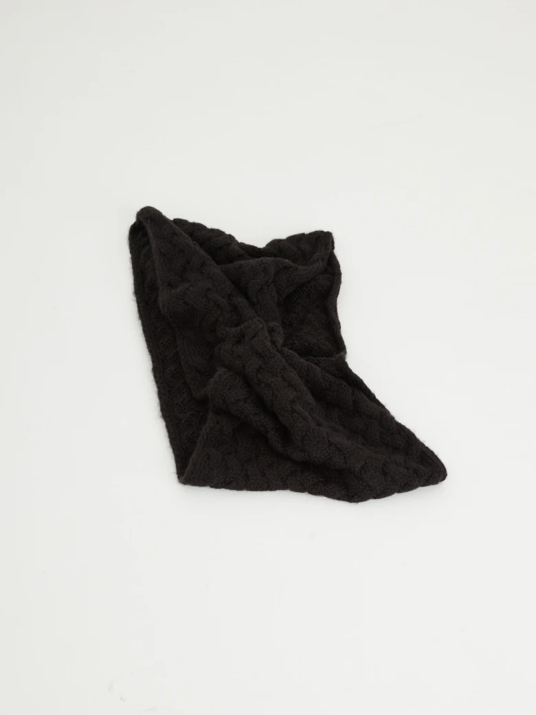 Structured chimney type shawl in black color
