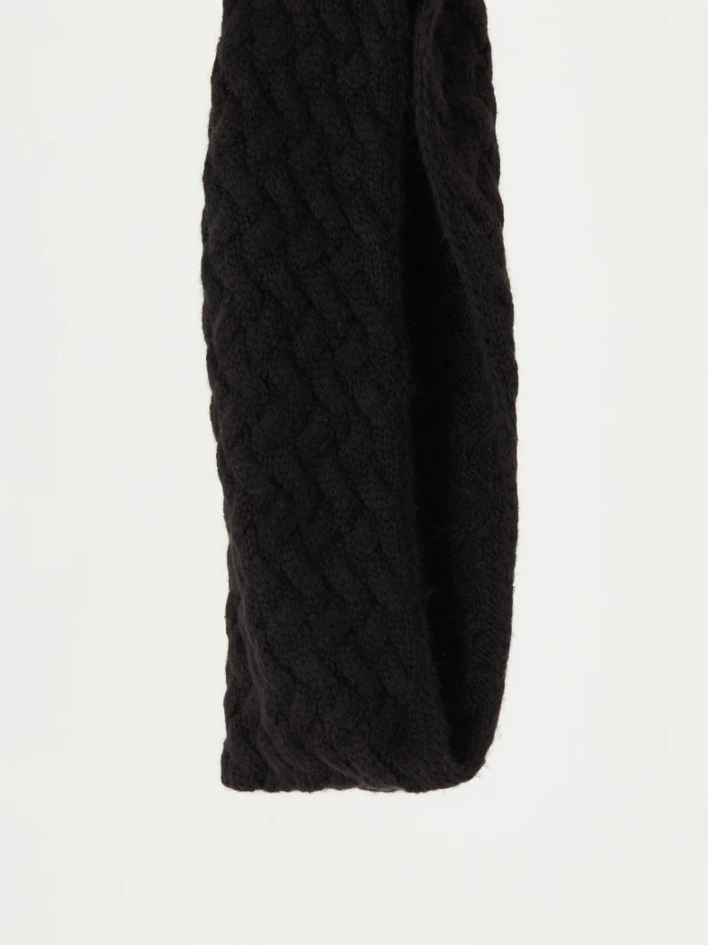 Structured chimney type shawl in black color