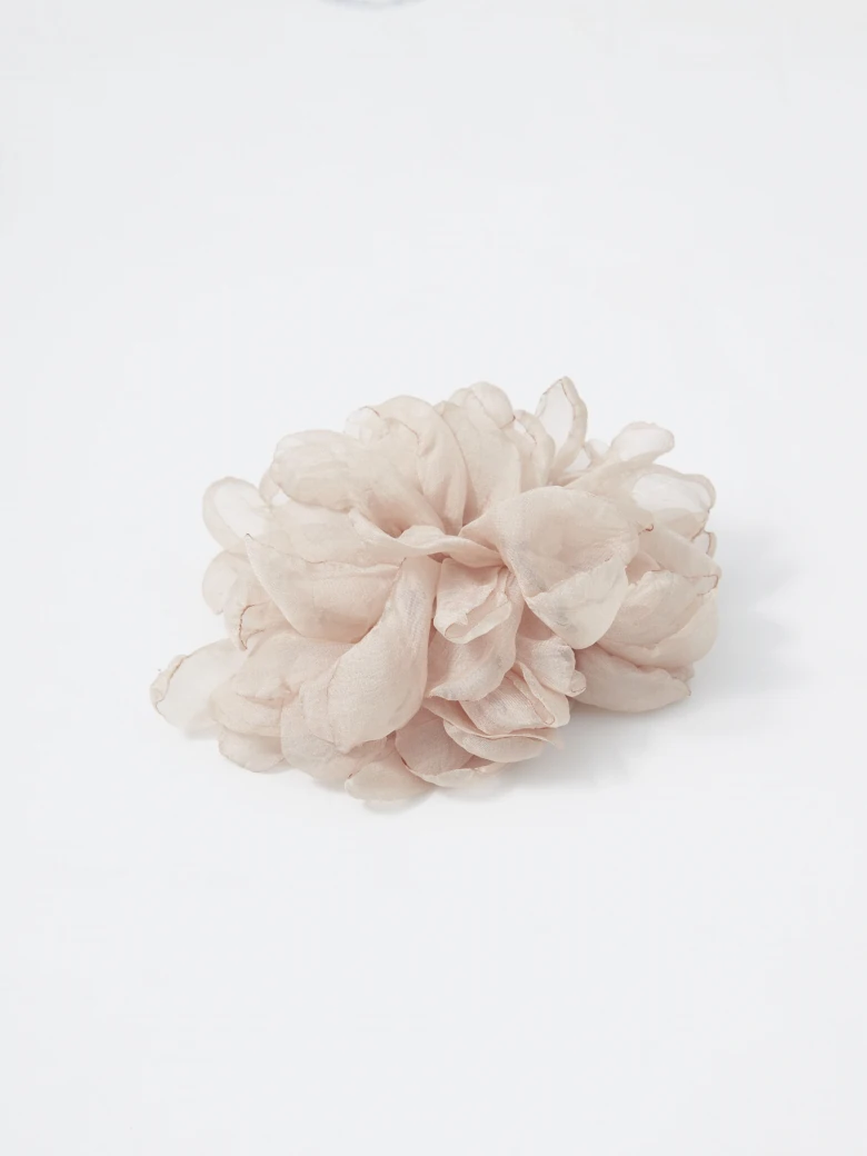 Large beige flower-shaped brooch and pin