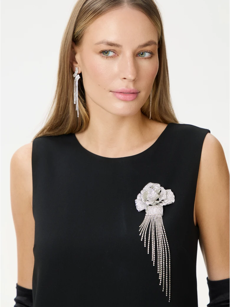 Elegant brooch with a rose and chains