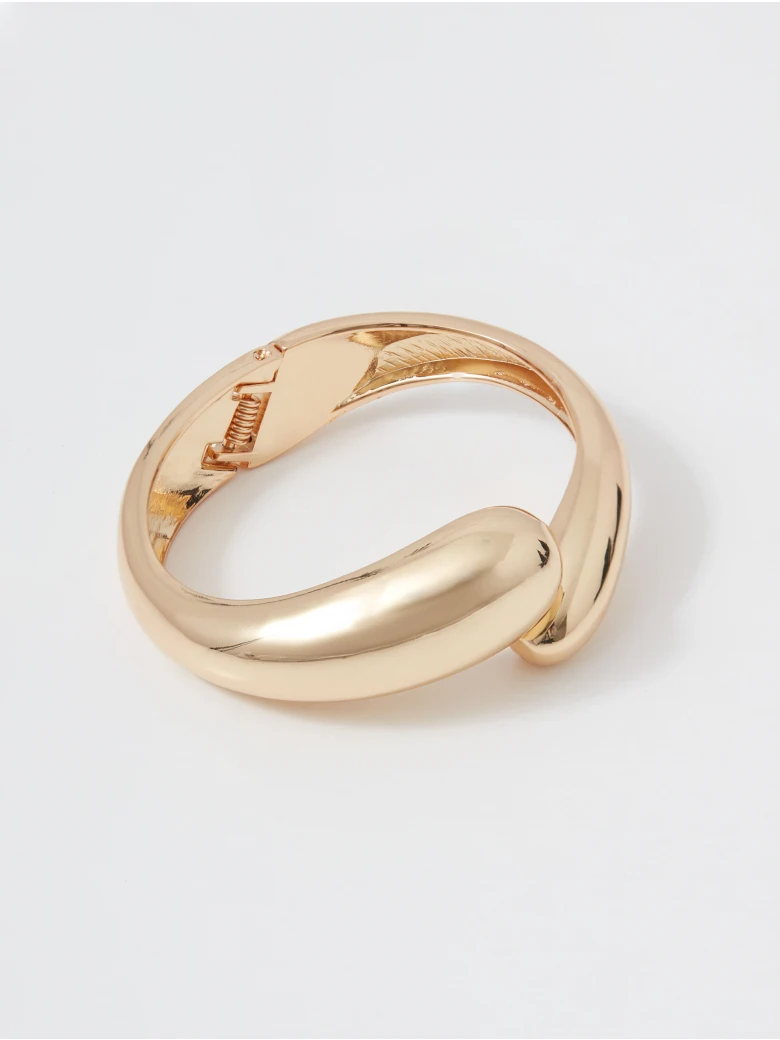 Metal bracelet in gold color