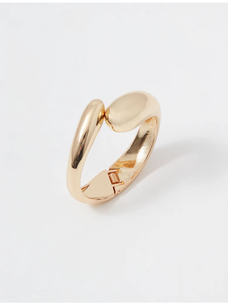 Metal bracelet in gold color