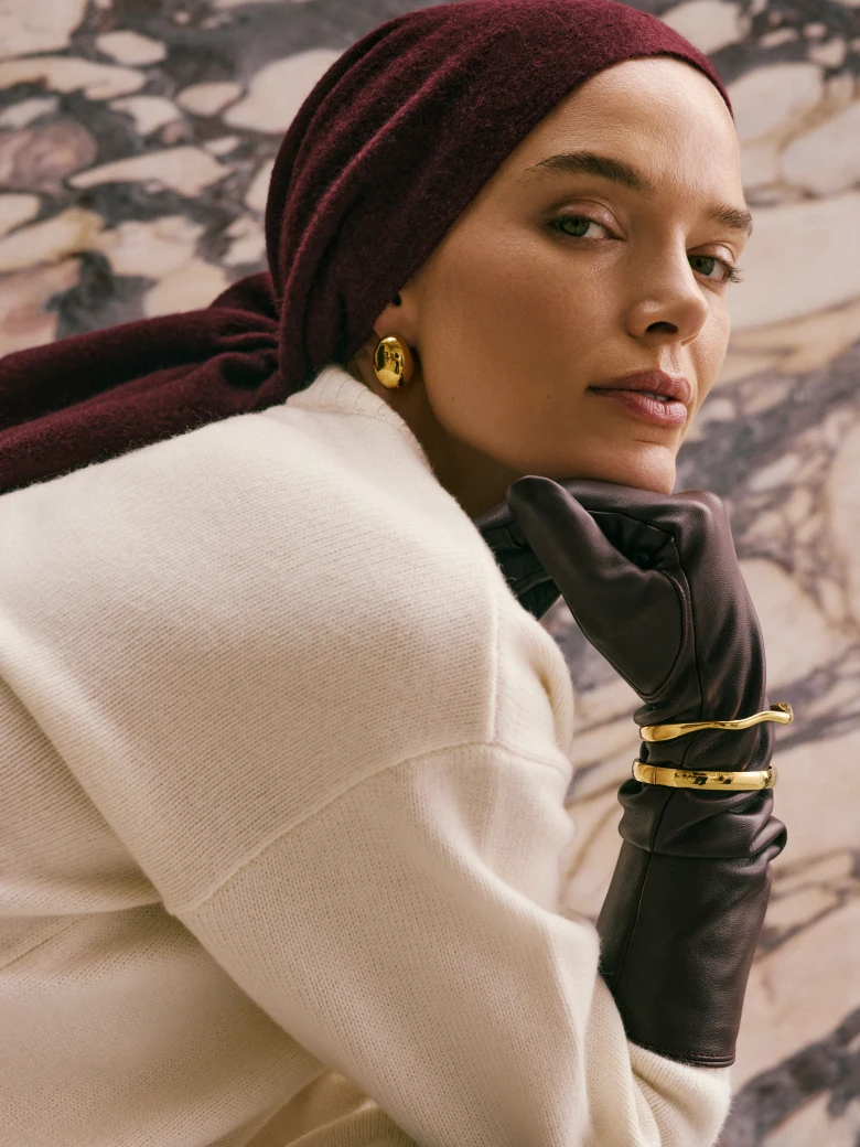 Minimalist bracelet in a golden shade