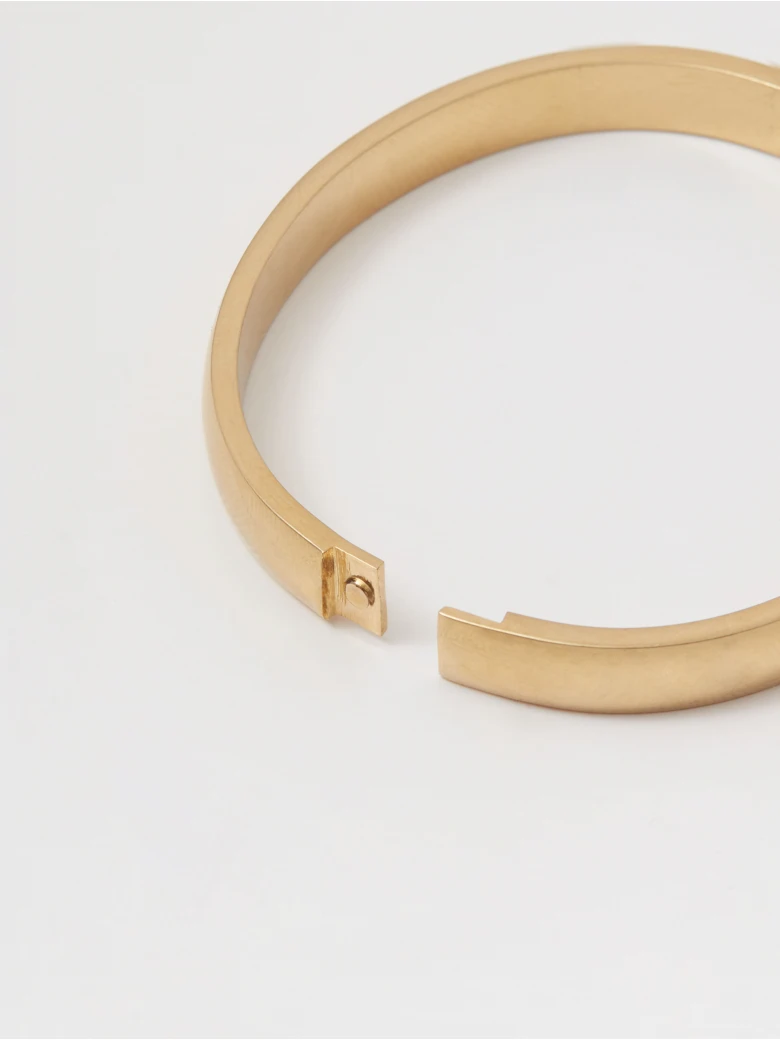 Minimalist bracelet in a golden shade
