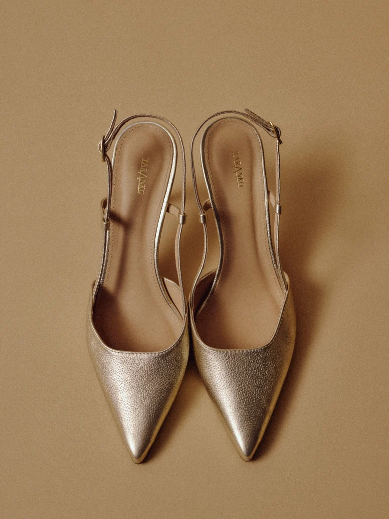 Leather pumps in gold color