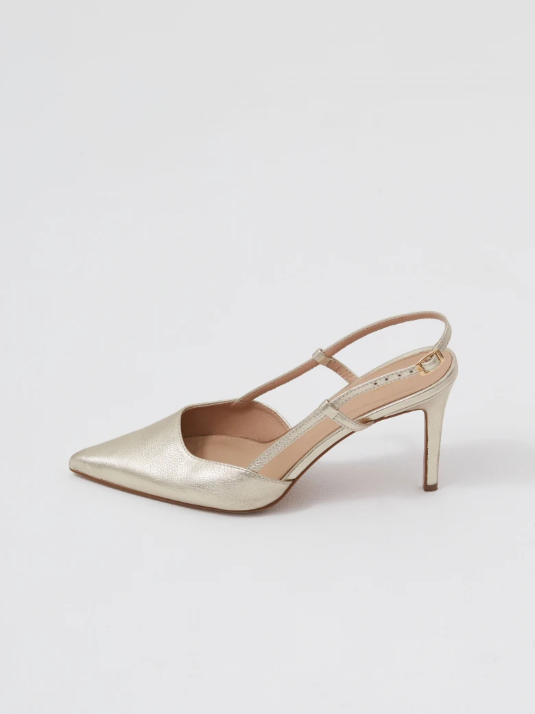 Leather pumps in gold color